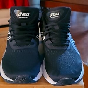 Gel Excite 9 black and white